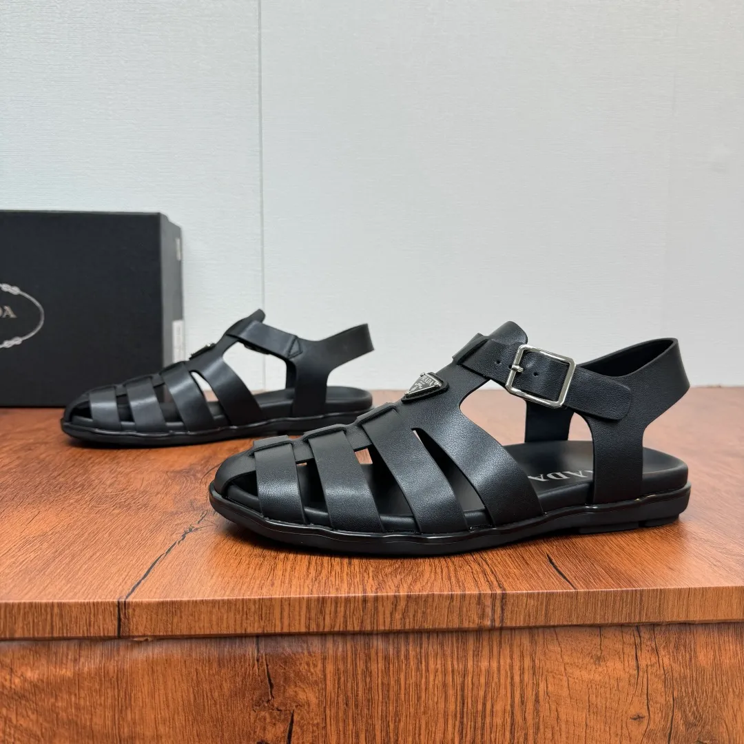 Batch 720 Prada/Prada men's counter simultaneously ships new rubber fisherman sandals! Made in Guangzhou, with a full calfskin upper, this sandal reinterprets vintage beach sandals with contemporary lines and details, and is made of rubber. It is also decorated with the Prada series' iconic enameled triangular metal logo, silver metal buckle closure, genuine leather insole, white classic logo logo, and thin rubber sole for excellent foot comfort. Size: 39-40-41-42-43-44-45 Leather shoe size Item number: 2X3119 Black cowhide